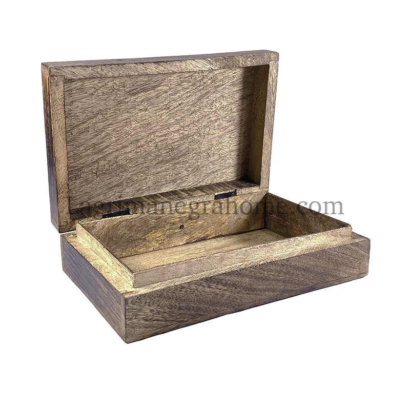 caja madera tallada árbol