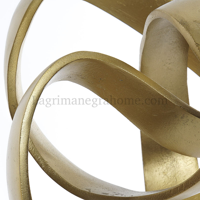 Detalle escultura figura nudo aluminio oro y mármol