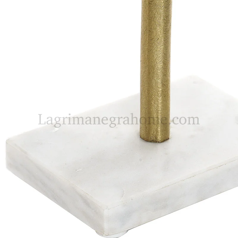 Detalle escultura figura nudo aluminio oro y mármol
