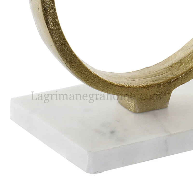 Detalle Escultura figura anillos aluminio oro y mármol