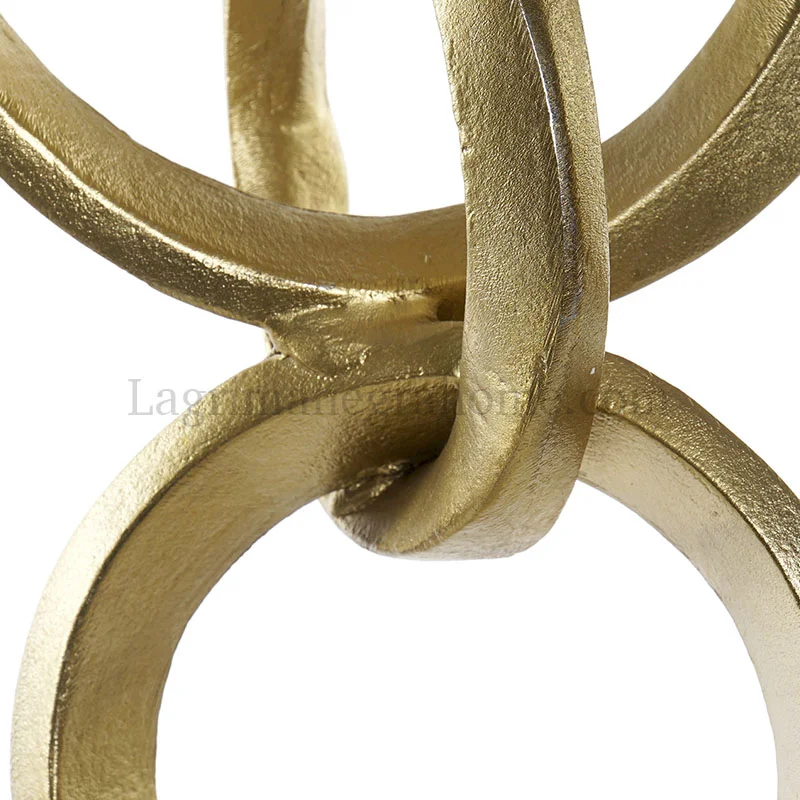 Detalle Escultura figura anillos aluminio oro y mármol